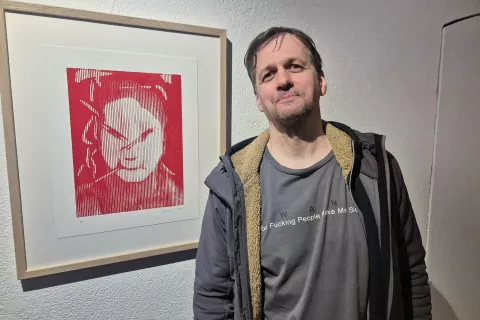 Oliver Pilić ob lesorezu z naslovom Avtoportret (Maska), 2023 / Foto: Igor Kavčič