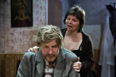 Vesna Slapar z Borutom Veselkom v predstavi Lepotna kraljica Leenana / Foto: Nada Žgank