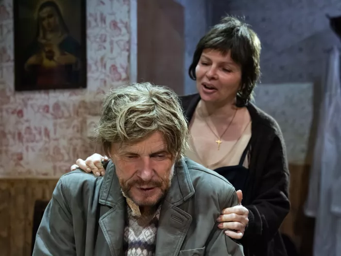 Vesna Slapar z Borutom Veselkom v predstavi Lepotna kraljica Leenana / Foto: Nada Žgank