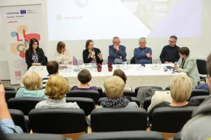 Glasova preja čezmejni projekt LINGUA Narečja poživljajo na&scaron; jezik, okrogla miza Planinski muzej Mojstrana na fotografiji z leve Sanja Boto predstavnica Mohorjeve družbe iz Celovca, dr. Jožica &Scaron;kofic dialektologinja, mag. Martina Piko Rustia dialektologinja, Jože Ko&scaron;njek, Rudi Barthalot predsednik SKD Planika, Matjaž Podlipnik Gornjesavski muzej Jesenice, Suzana Podgor&scaron;ek Kovačič / Foto: Tina Dokl