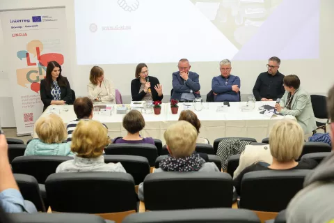 Glasova preja čezmejni projekt LINGUA Narečja poživljajo na&scaron; jezik, okrogla miza Planinski muzej Mojstrana na fotografiji z leve Sanja Boto predstavnica Mohorjeve družbe iz Celovca, dr. Jožica &Scaron;kofic dialektologinja, mag. Martina Piko Rustia dialektologinja, Jože Ko&scaron;njek, Rudi Barthalot predsednik SKD Planika, Matjaž Podlipnik Gornjesavski muzej Jesenice, Suzana Podgor&scaron;ek Kovačič / Foto: Tina Dokl