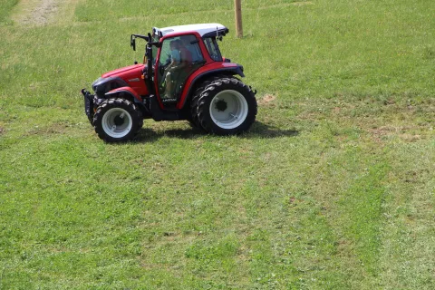 Država namenja mladim prevzemnikom finančno pomoč za zagon kmetije. / Foto: Cveto Zaplotnik
