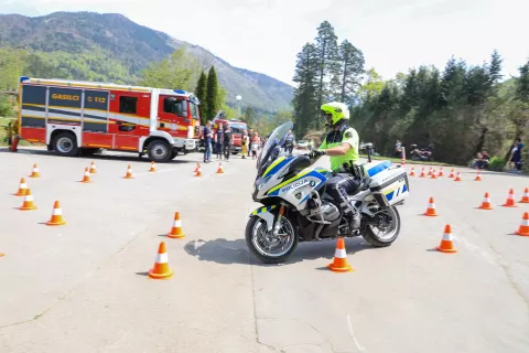 simulacija nesreča med motorjem in osebnim avtom avto motor policija gasilci motoristi re&scaron;evalci re&scaron;evalec re&scaron;evalno vozilo re&scaron;ilec poligon varna vožnja blagoslov motorjev Preddvor / Foto: Tina Dokl
