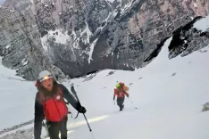 Mojstran&scaron;ki gorski re&scaron;evalci so se do alpinistov v Severni Triglavski steni odpravili klasično. / Foto: Grzs