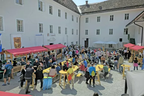 Vrvež v času nedeljskega kulinaričnega dogajanja na dvori&scaron;ču gradu Dvor / Foto: Alenka Brun