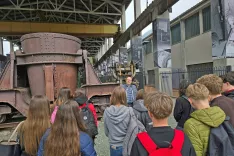Kustosi Gornjesavskega muzeja Jesenice so dijake popeljali po kompleksu Stare Save in jim prestavili pomen železarske dedi&scaron;čine ter njen vpliv na razvoj mesta in identiteto lokalnega okolja. / Foto: Marjana Ahačič