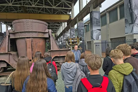 Kustosi Gornjesavskega muzeja Jesenice so dijake popeljali po kompleksu Stare Save in jim prestavili pomen železarske dedi&scaron;čine ter njen vpliv na razvoj mesta in identiteto lokalnega okolja. / Foto: Marjana Ahačič