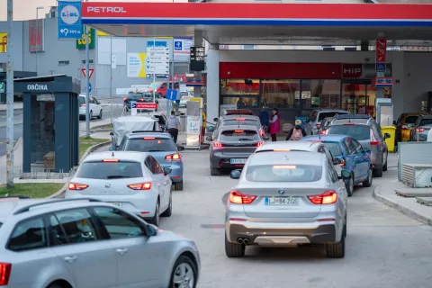 Bencinski servis Petrol občina Jesenice 9. marec 2026 (pred podražitvijo)Simbolična fotografija bencinska postaja Petrol in tankanje / Foto: Nik Bertoncelj