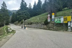 Po cesti poteka trasa načrtovane kanalizacije. / Foto: Ana Jagodic Dolžan