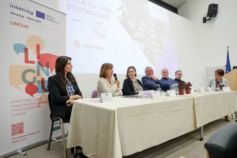 Glasova preja čezmejni projekt LINGUA Narečja poživljajo na&scaron; jezik, okrogla miza Planinski muzej Mojstrana na fotografiji z leve Sanja Boto predstavnica Mohorjeve družbe iz Celovca, dr. Jožica &Scaron;kofic dialektologinja, mag. Martina Piko Rustia dialektologinja, Jože Ko&scaron;njek, Rudi Barthalot predsednik SKD Planika, Matjaž Podlipnik Gornjesavski muzej Jesenice, Suzana Podgor&scaron;ek Kovačič / Foto: Tina Dokl