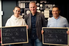 Obiskovalci pogovorno-družabnega večera v Medvodah so o Igorju izvedeli marsikaj zanimivega &ndash; ob njem Sara Bukov&scaron;ak in Jurij Marussig. / Foto: Kud Fofite (belmin Hodžić)