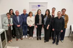 Glasova preja čezmejni projekt LINGUA Narečja poživljajo na&scaron; jezik, okrogla miza Planinski muzej Mojstrana na fotografiji z leve Suzana Podgor&scaron;ek Kovačič, zadaj Katju&scaron;a Ore&scaron;nik, Jože Ko&scaron;njek, Rudi Barthalot predsednik SKD Planika, dr. Jožica &Scaron;kofic dialektologinja, mag. Martina Piko Rustia dialektologinja, Sanja Boto predstavnica Mohorjeve družbe iz Celovca, zadaj Ana Aleksič direktorica Gorenjski glas, Matjaž Podlipnik Gornjesavski muzej Jesenice, zadaj Marija Volčjak / Foto: Tina Dokl