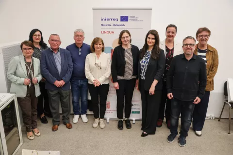 Glasova preja čezmejni projekt LINGUA Narečja poživljajo na&scaron; jezik, okrogla miza Planinski muzej Mojstrana na fotografiji z leve Suzana Podgor&scaron;ek Kovačič, zadaj Katju&scaron;a Ore&scaron;nik, Jože Ko&scaron;njek, Rudi Barthalot predsednik SKD Planika, dr. Jožica &Scaron;kofic dialektologinja, mag. Martina Piko Rustia dialektologinja, Sanja Boto predstavnica Mohorjeve družbe iz Celovca, zadaj Ana Aleksič direktorica Gorenjski glas, Matjaž Podlipnik Gornjesavski muzej Jesenice, zadaj Marija Volčjak / Foto: Tina Dokl