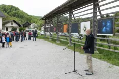 Nova razstava na prostem je v Žlebe že na dan odprtja privabila lepo &scaron;tevilo obiskovalcev. Nagovoril jih je tudi Lado Vidmar iz TD Žlebe - Marjeta. / Foto: Peter Ko&scaron;enina
