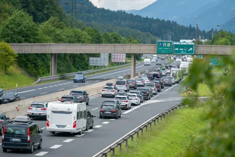 Prometni zastoj avtocesta Jesenice Karavanke Hru&scaron;ica / Foto: Nik Bertoncelj