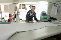 Robert Kranjec v vlogi izdelovalca skakalnih dresov / Foto: Tina Dokl / Foto: 