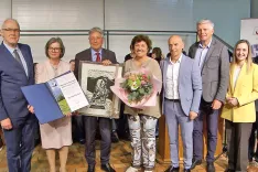 Nagrajeni dr. Peter Kaiser s soprogo Ulrike Wehr (v sredini) v družbi predstavnikov Skupnosti koro&scaron;kih Slovencev in Slovenk. Prva z leve sta predsednik Bernard Sadovnik in podpredsednica Zalka Kuchling. / Foto: Jože Ko&scaron;njek