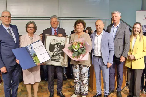 Nagrajeni dr. Peter Kaiser s soprogo Ulrike Wehr (v sredini) v družbi predstavnikov Skupnosti koro&scaron;kih Slovencev in Slovenk. Prva z leve sta predsednik Bernard Sadovnik in podpredsednica Zalka Kuchling. / Foto: Jože Ko&scaron;njek