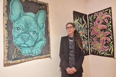 Barbara Jurkov&scaron;ek ob Denisu in rožnem motivu / Foto: Igor Kavčič
