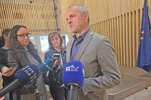 Direktor TNP Uro&scaron; Brežan: &raquo;Z župani smo potrdili skupno zavezo in skupni interes, da je soteska Vintgar odprta za obiskovalce ter da se v njej vzpostavi zakonito stanje.&laquo; / Foto: Ur&scaron;ka Peternel