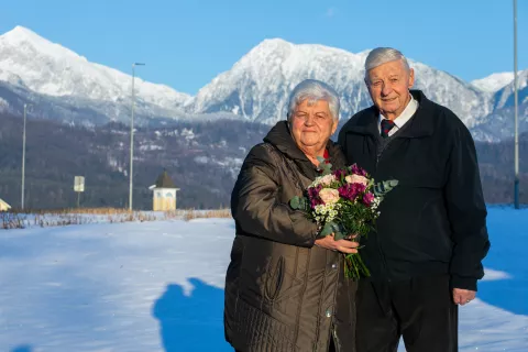 Ivana in Janez v idiličnem okolju prelepe Gorenjske, kjer sta si ustvarila življenje, prežeto z delom, ljubeznijo in medsebojnim spo&scaron;tovanjem.  / Foto: Matic Zorman