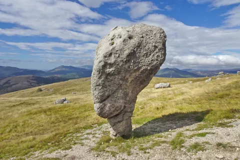 Monolitna skulptura na pobočju Po&scaron;taka. / Foto: Jelena Justin