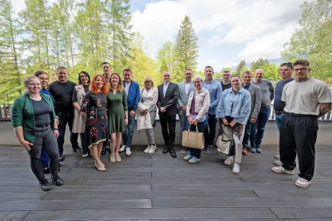 Organizatorji in sodelujoči, ki so se udeležili predstavitve četrtih Okusov kranjskih miz na Brdu / Foto: Primož Pičulin