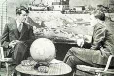 Attenborough (desno), ko je na začetku svoje kariere (27. marca 1956) intervjuval Edmunda Hilaryja, prvega pristopnika na Everest. / Foto: Wikipedija