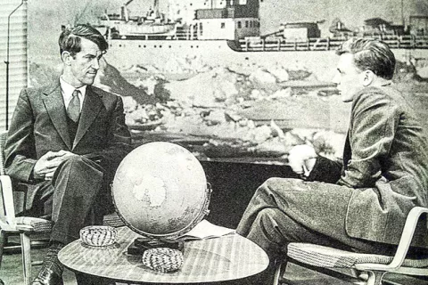 Attenborough (desno), ko je na začetku svoje kariere (27. marca 1956) intervjuval Edmunda Hilaryja, prvega pristopnika na Everest. / Foto: Wikipedija