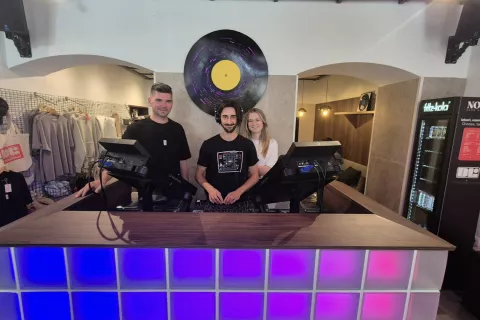 Osrednji del prostora je DJ vadilnica. / Foto: Klara Mrak
