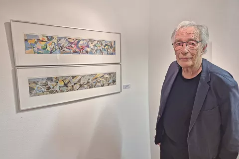 Akademik, ugleden slikar in grafik Andrej Jemec ob prvič razstavljenih osnutkih za stensko sliko, dolgo osem metrov, v Domu vojnega letalstva v Zemunu, 1961, gva&scaron; na papirju, 14 cm x 85,5 cm / Foto: Igor Kavčič