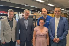 V novi trgovini: (od leve) direktor zadruge Bo&scaron;tjan Luznar, predsednik Janez Okorn, prodajalca Karmen &Scaron;peh in Aljo&scaron;a Peter ter poslovodja Borut Dolanc / Foto: Cveto Zaplotnik