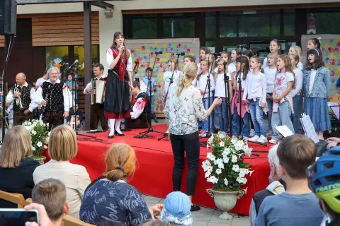 Pol stoletja &scaron;ole in krajevne skupnosti