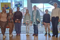 Pri projektu so sodelovali učenci treh kranjskih &scaron;ol, stari med 11 in 13 let. Plakati so nastajali pod budnim očesom njihovih mentorjev. Na fotografiji so najbolj&scaron;i, tudi v družbi koordinatorice pri kranjskih Lionsih Sonje Topor&scaron; (levo). / Foto: Maj Peterka