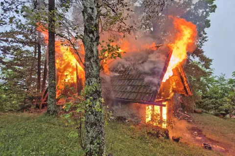 Gasilci PGD Cerklje, Zgornji Brnik in &Scaron;entur&scaron;ka Gora so v torek posredovali pri požaru počitni&scaron;kega objekta na območju Ambroža pod Krvavcem. / Foto: Pgd Cerklje