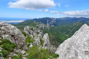 Pogled na greben Dabarskih kukov, vse tja do Bačić kuka, desno, v ozadju je &Scaron;atorina, najvi&scaron;ji vrh Srednjega Velebita. / Foto: Jelena Justin