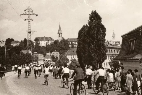 Fotograf Franc Perdan je poleti 1958. leta ujel množico delavk in delavcev, ki so ob 14. uri odhajali iz tovarne Iskra. Tak&scaron;na je bila tedaj vsakdanja podobo industrijskega Kranja. / Foto: Hrani Fototeka Gorenjskega Muzeja