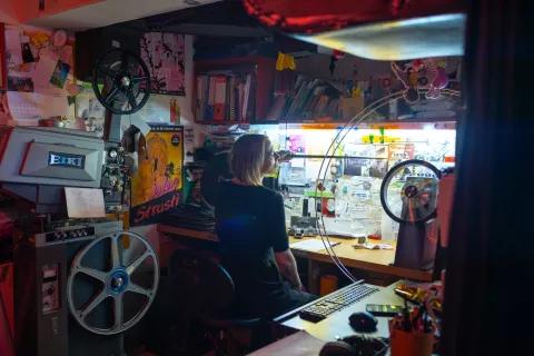 Va&scaron; razgled, projekcija Slovenskih filmov iz traku. "V maju se je v Kinodvoru vrtela izbira slovenskih filmov iz traku. Pogled v zakulisje kjer je kinooperaterka Mateja, pripravljala film za projekcijo. / Foto: Matic Zorman