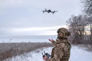 Ukrajinski operater pri upravljanju drona DJI Mavic / Foto: Wikipedia