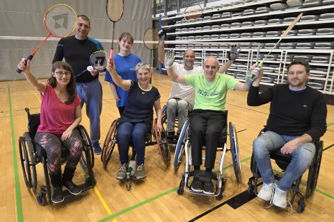Mojca Debeljak (spredaj druga z leve) s parabadmintonisti iz različnih koncev Slovenije trenira v &Scaron;portni dvorani Medvode. / Foto: Maja Bertoncelj