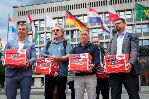 Predstavniki sindikatov in civilne družbe so v ponedeljek v državni zbor vložili pobudo za razpis naknadnega zakonodajnega referenduma o interventnem zakonu za razvoj Slovenije. / Foto: Bor Slana/STA