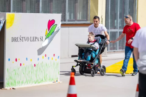 Gibatlon Jesenice &scaron;portni oviratlon za osebe s posebnimi potrebamiNa fotografiji tekmovalec Tit Černe Čobecin spremljevalec Igor Justin / Foto: Nik Bertoncelj