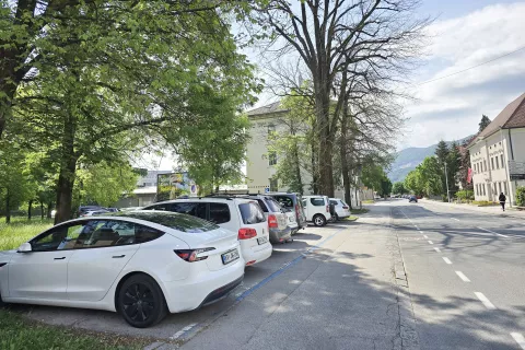 Osem parkirnih mest v sredi&scaron;ču Radovljice, po katerih naj bi bil urejen dostop do prihodnjega stanovanjsko-poslovnega kompleksa / Foto: Marjana Ahačič