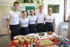 Zaključna konferenca Agrinext BC Naklo projekt Hosta catering z leve Mark Bogataj, Kaneesha Ovsenik, Neža Mohorič, Rok Zadnik, Shea Plevel / Foto: Tina Dokl