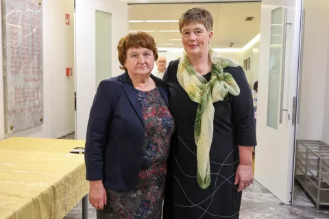 Sedanja predsednica dru&scaron;tva Joži Dem&scaron;ar (desno) in njena predhodnica Marjeta Kokalj / Foto: Tina Dokl