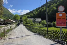 Država je občini po dolgih usklajevanjih odobrila sredstva za sanacijo cesti&scaron;ča skozi vas nazaj v asfaltirano stanje. / Foto: &Scaron;pela &Scaron;imenc