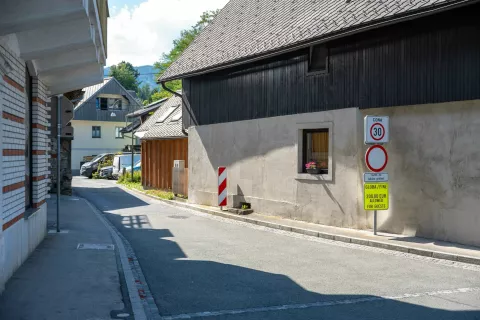 Domačinom omogočen prehod zaprtih cest