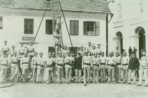 Državna ljudska &scaron;ola na Trnju, Železniki, okoli leta 1925 / Foto: arhiv O&Scaron; Železniki