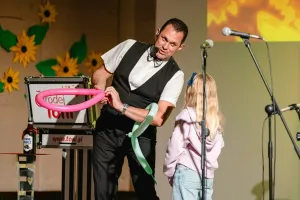 Dobrodelni koncert Nisem nevidna - koncert namenjen Tinki in Neža Tonejc, Osnovna &scaron;ola Toneta Čufarja Jesenice.Nastopa - Čarodej Toni, Anton Mežan / Foto: Nik Bertoncelj