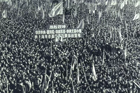 Maovi rdeči gardisti na množičnem zborovanju v &Scaron;anghaju, 30. aprila 1967. In podobno je bilo v tistih letih po vsej Kitajski. / Foto: Wikipedija